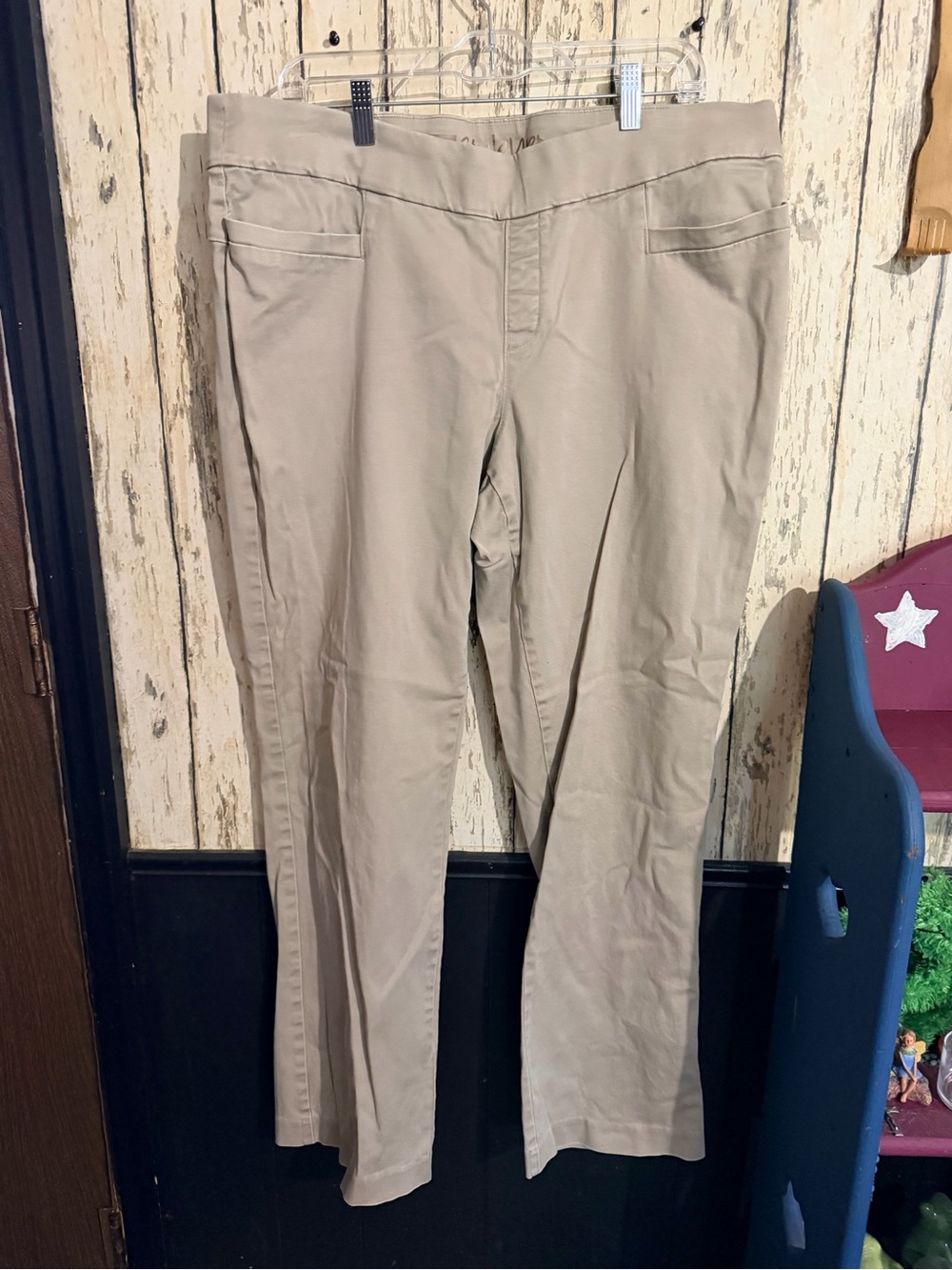 Lee Women's Straight-Leg Stretch Jeans in Beige